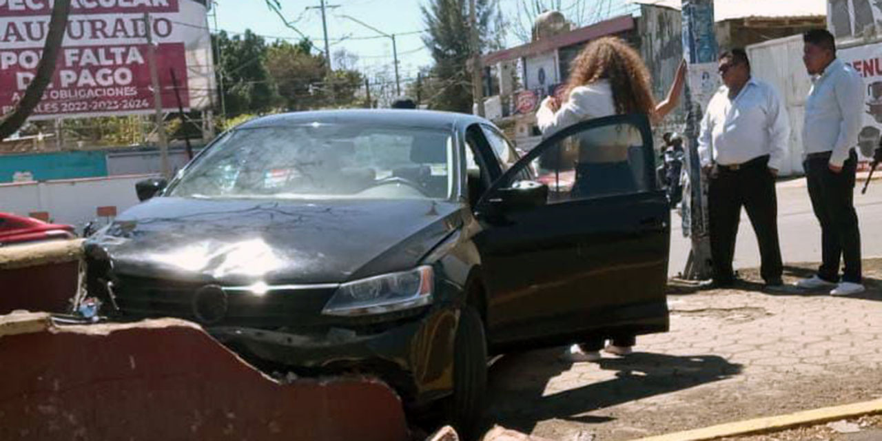 El auto tipo Jetta fue proyectado contra la barda del camellón central.