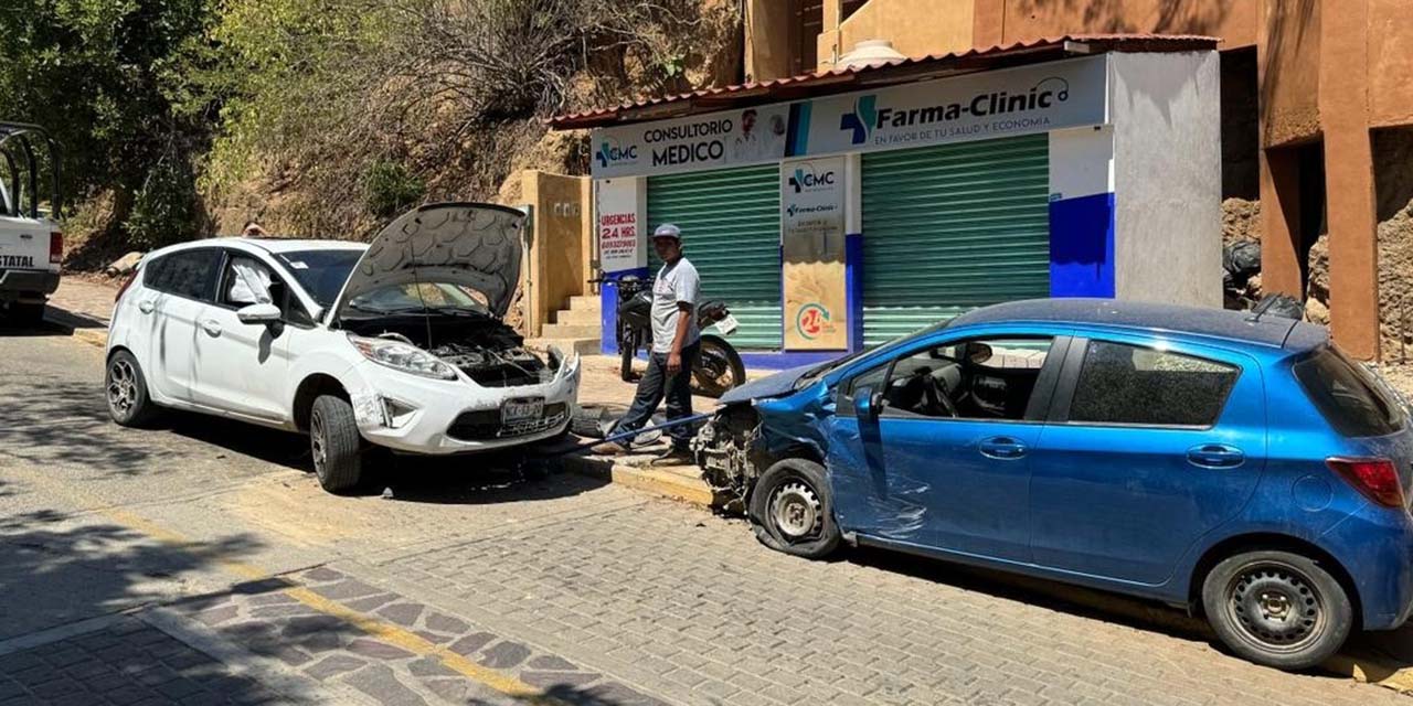 El automóvil tipo Fiesta chocó con un vehículo tipo Yaris.