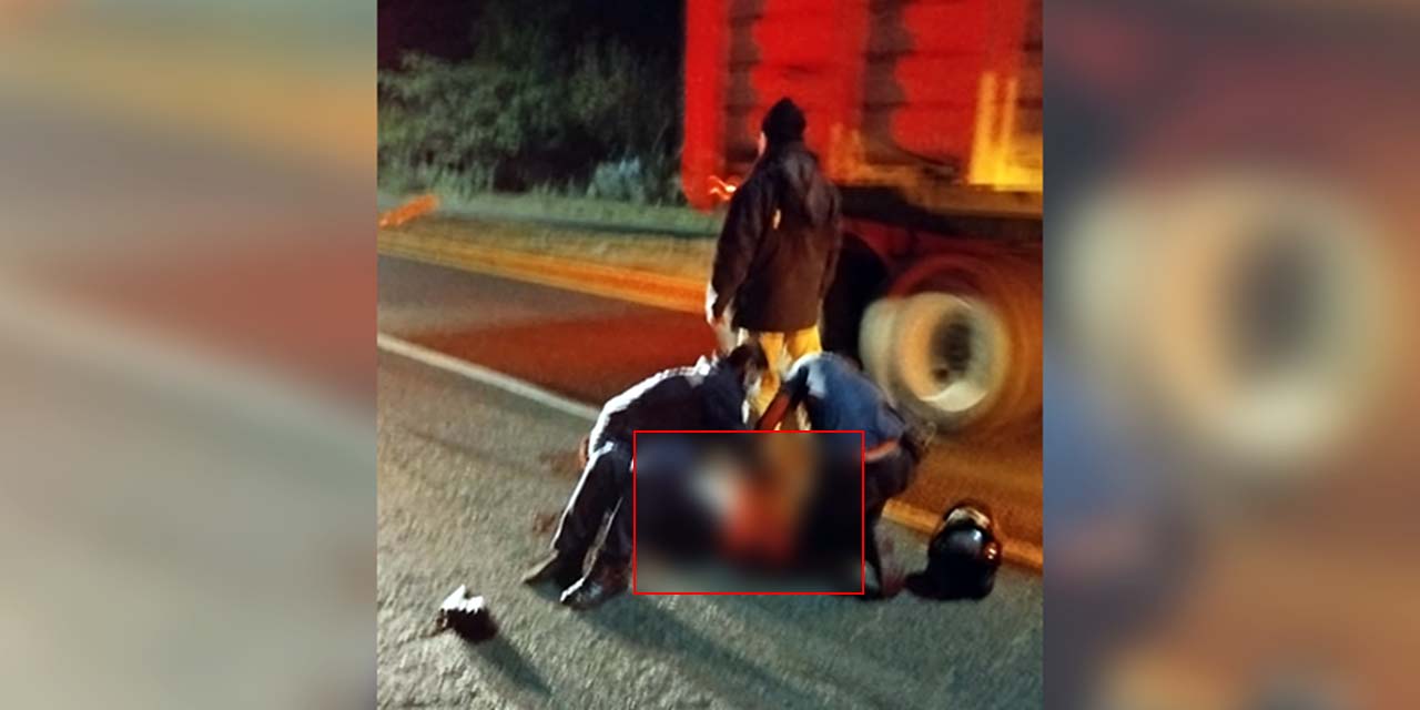El motociclista perdió la vida tras salir despedido debido a la colisión.
