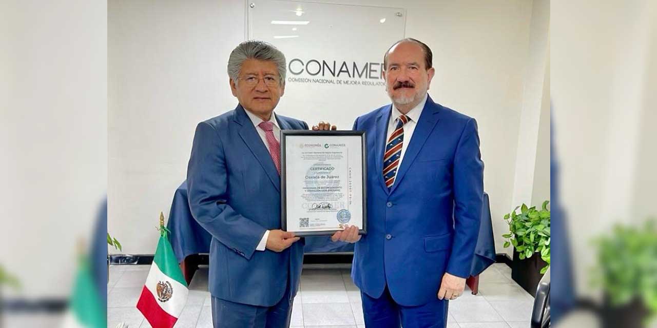 Foto: especial // El presidente municipal, Francisco Martínez Neri recibió este martes la certificación que otorga el Prosare.