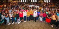 Foto: cortesía // Francisco Martínez Neri, presidente municipal con licencia, conversó este fin de semana con miles de mujeres de Oaxaca de Juárez que apoyan su continuidad.