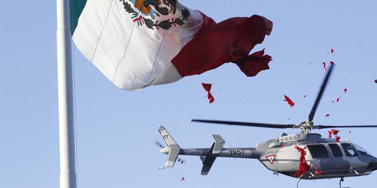 Corta helicóptero la bandera nacional en el Campo militar 1-A. | El Imparcial de Oaxaca