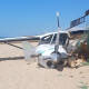 Se estrella avioneta en playa Bacocho; mata a un hombre