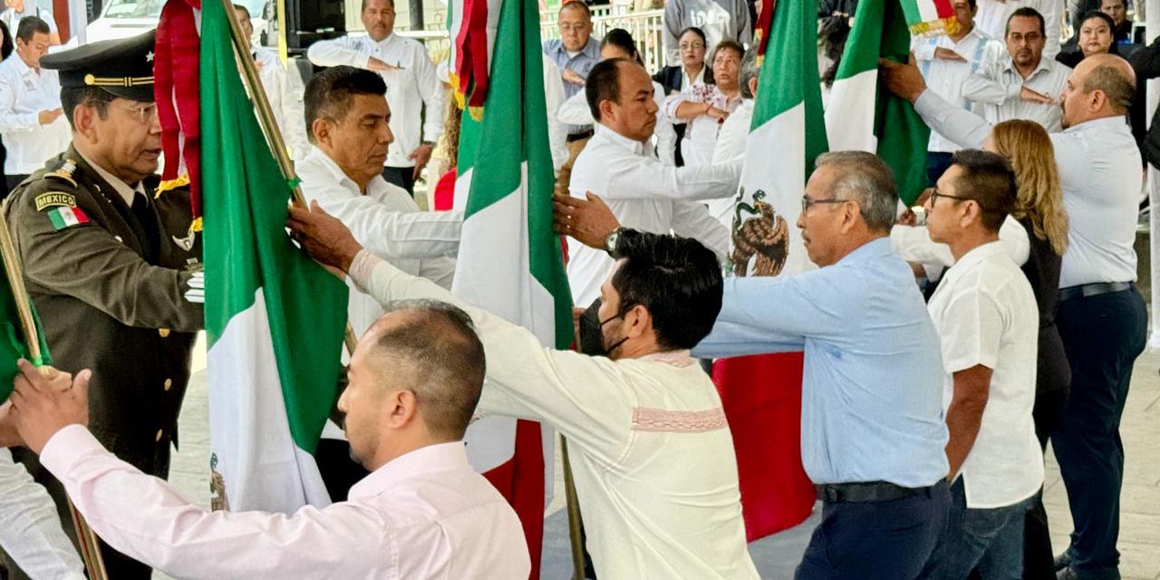 Con incineración de lábaros, conmemoran el Día de la Bandera de México | El Imparcial de Oaxaca