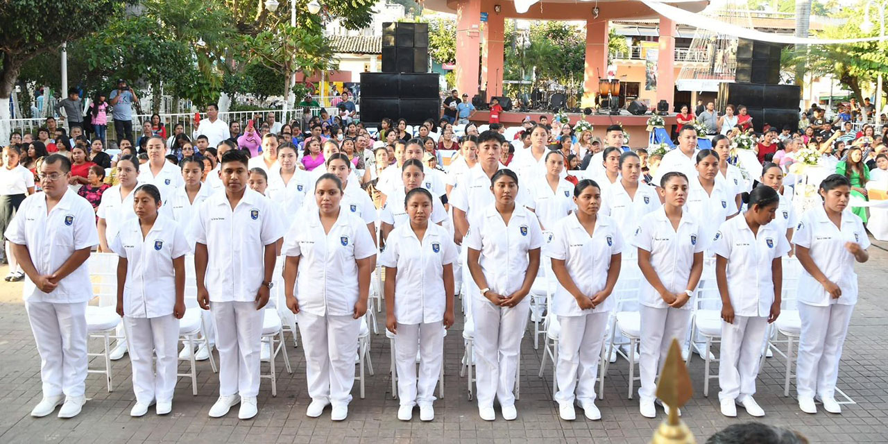 En Putla estudiantes de Enfermería UABJO reciben cofias | El Imparcial de Oaxaca