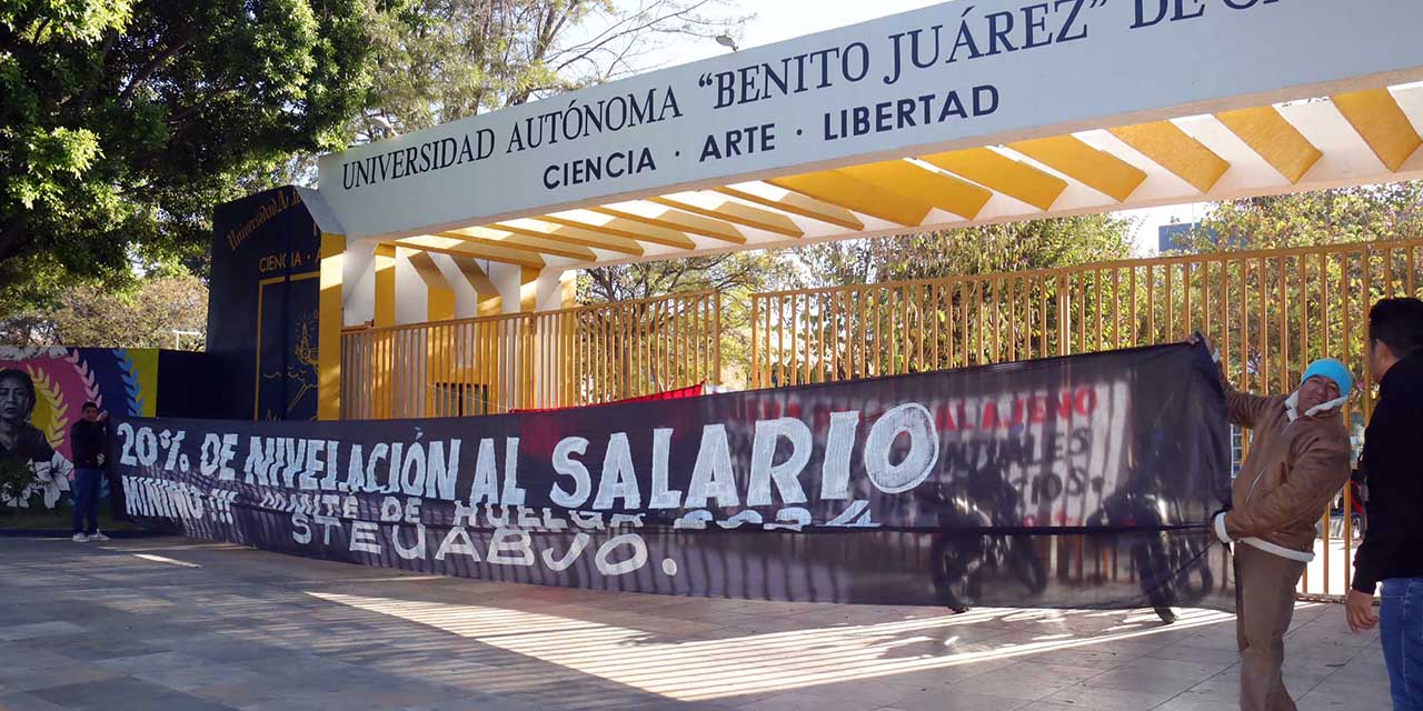 Foto: Luis Alberto Cruz // La dirigencia del STEUABJO conjura la huelga en la Universidad.