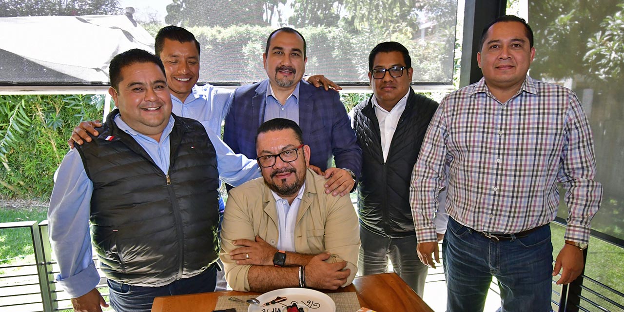 Fotos: Rubén Morales // Los asistentes entonaron las tradicionales Mañanitas.
