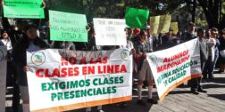 Foto: Luis Alberto Cruz // Madres, padres de familia y estudiantes del plantel 76 del Cecyteo de Arrazola, Xoxocotlán, protestaron en Palacio de Gobierno, después de llegar en caravana motorizada.