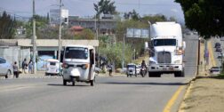 Foto: Adrián Gaytán // Mototaxis circulando en vías federales; ¿los meterán en cintura?