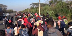 Ni el intenso calor ni mucho menos las intenciones de las autoridades de contener la migración en el sur de México, detiene a los migrantes.