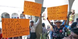 Foto: Adrián Gaytán // Protesta de comerciantes por anomalías en el área de pan y restaurantes de la Central de Abasto.