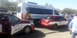 Foto: internet // Integrantes de la Alianza Federal de Transporte retienen unidades de la Ruta Coatlanes-Costa, en el crucero del Aeropuerto de Oaxaca.
