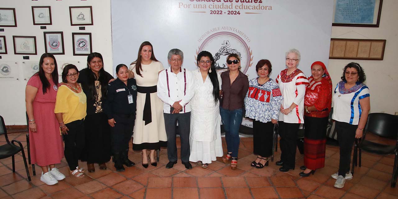 Foto: Adrián Gaytán // Presentación de las galardonadas con la Distinción Mujer Oaxaqueña 2024