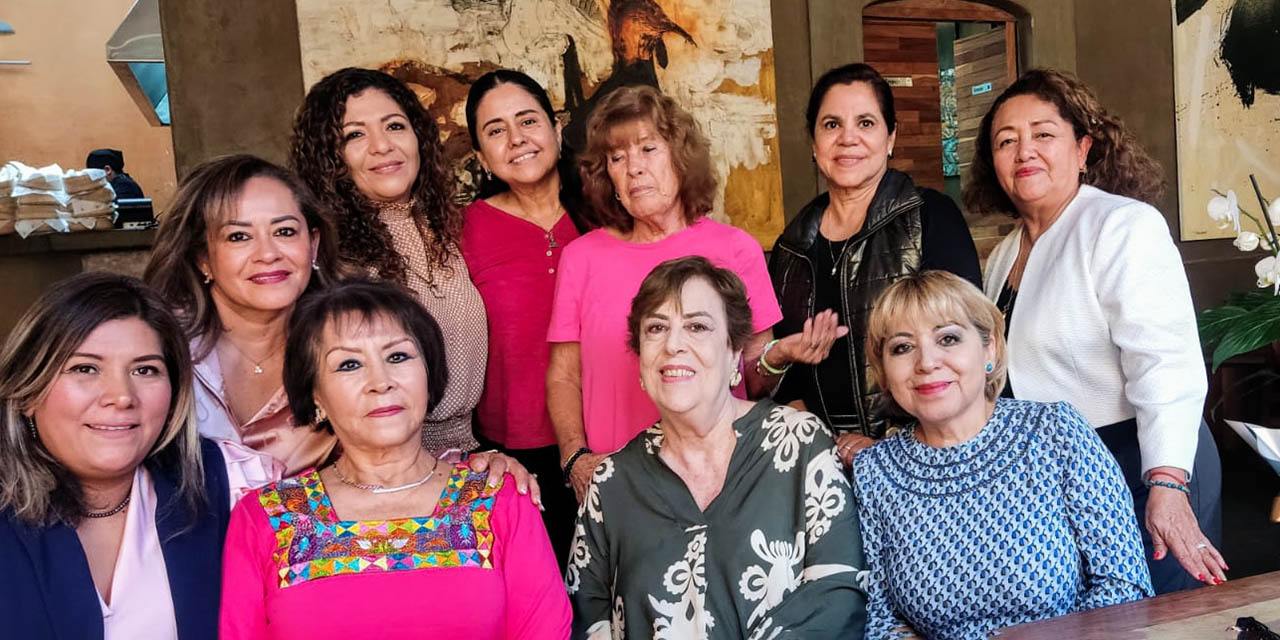 Fotos: Rubén Morales // Sus amigas la acompañaron en su día especial.