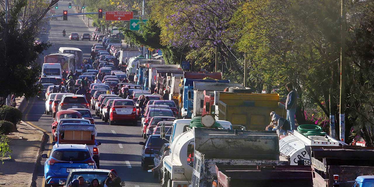 Foto: Luis Alberto Cruz // Transportistas bloquean la carretera 190.