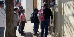 Fotos: Yadira Sosa // Usuarios del Registro Civil reciben su documentación en la banqueta de la calle de Armenta y López, impidiendo el paso peatonal.