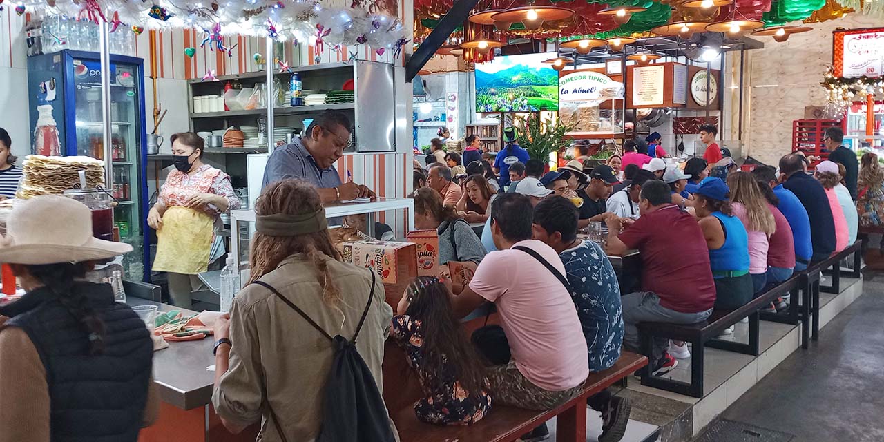 Foto: Lisbeth Mejía // Visitantes en la zona de comedores del mercado 20 de noviembre
