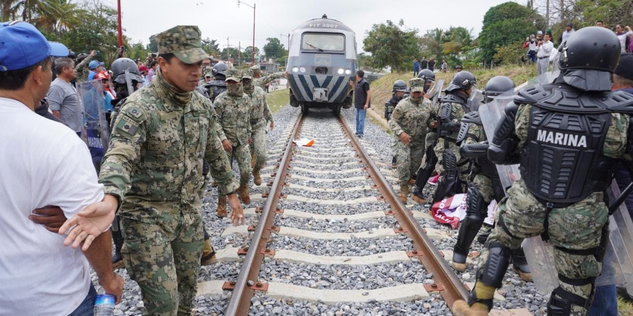 Desaloja la Marina plantón en vías del Transístmico | El Imparcial de Oaxaca