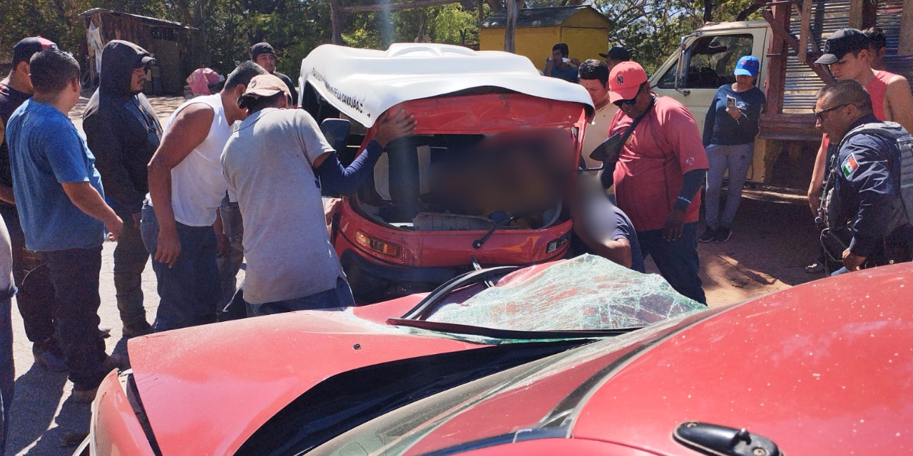 ¡Viven de milagro! Encontronazo entre mototaxista y taxi | El Imparcial de Oaxaca