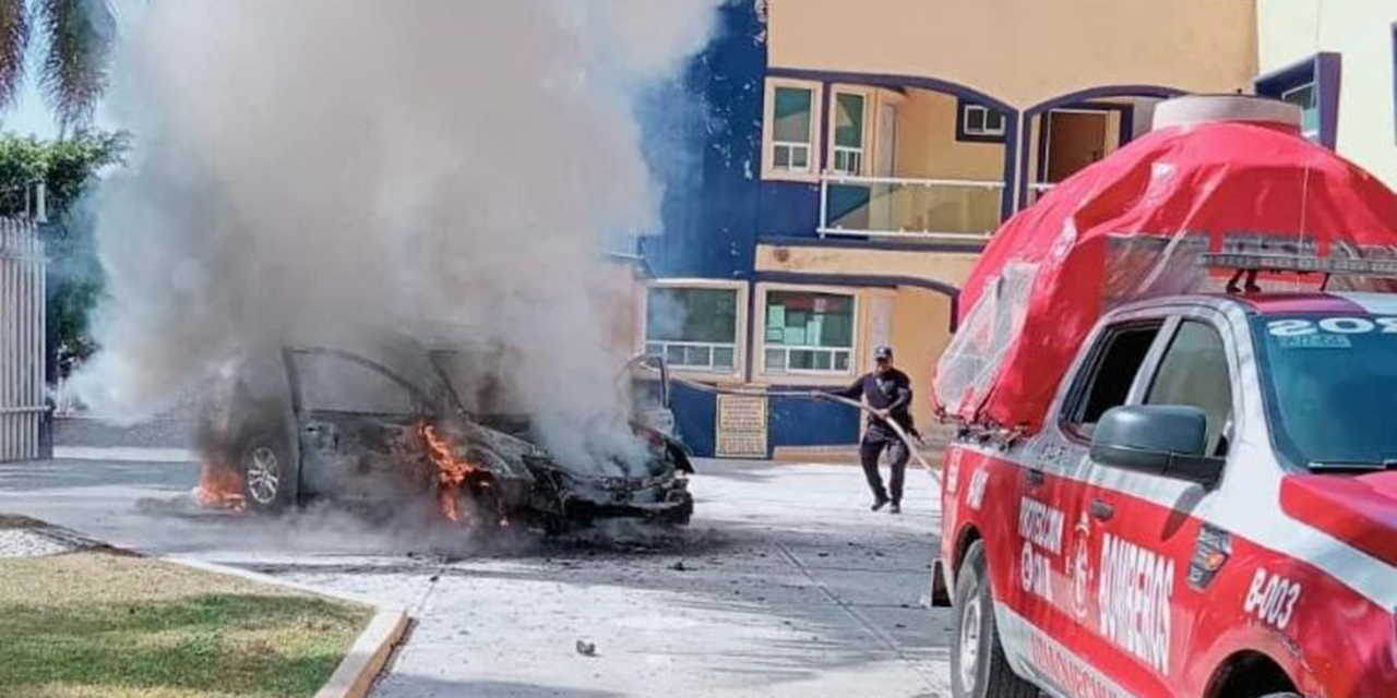 VIDEO: ¡Sube la temperatura!; Se les incendia la camioneta cuando estaban en un motel | El Imparcial de Oaxaca