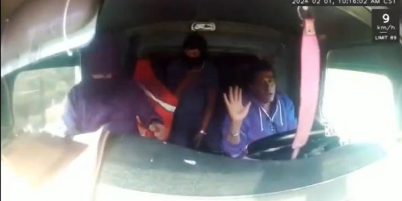 VIDEO: Comando armado asalta a trailero en la México- Puebla
