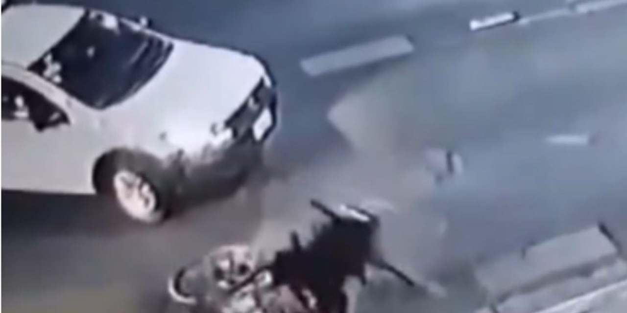 VIDEO: Polémica porque ciclista finge ser atropellado en la calle | El Imparcial de Oaxaca
