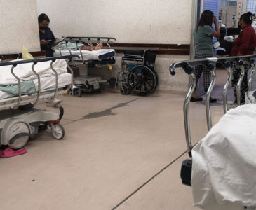 Amontonan a pacientes en pasillos del Hospital Civil