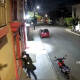 VIDEO: Exhiben a ‘ratas’ intentando robar en tienda de motos