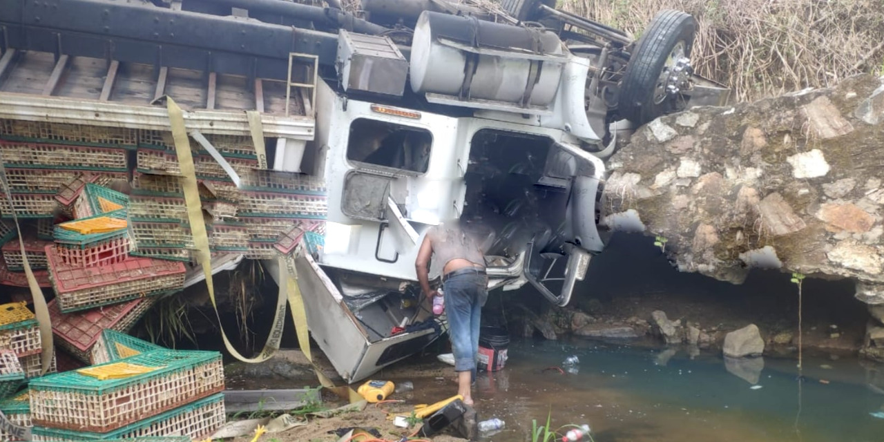 Volcadura de vehículo cargado de Pollos en la carretera 125 | El Imparcial de Oaxaca