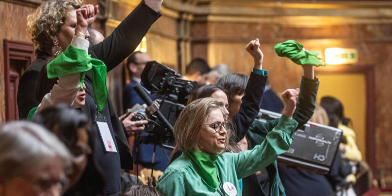 Francia convierte el derecho al aborto en constitucional