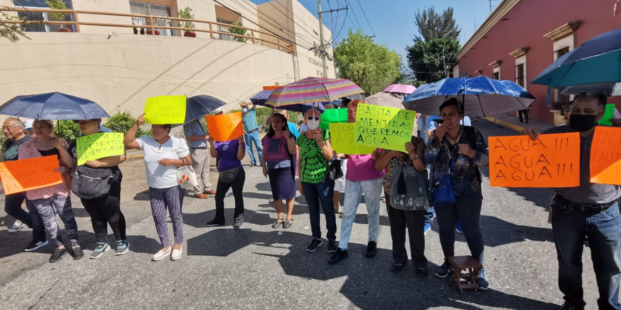 Vecinos de Colinas de Monte Albán bloquean por falta de agua | El Imparcial de Oaxaca