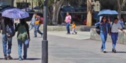 Foto: Luis Alberto Cruz // Ante las altas temperaturas y una radiación solar en nivel B, Protección Civil pide a la ciudadanía tomar medidas preventivas al salir a la vía pública.