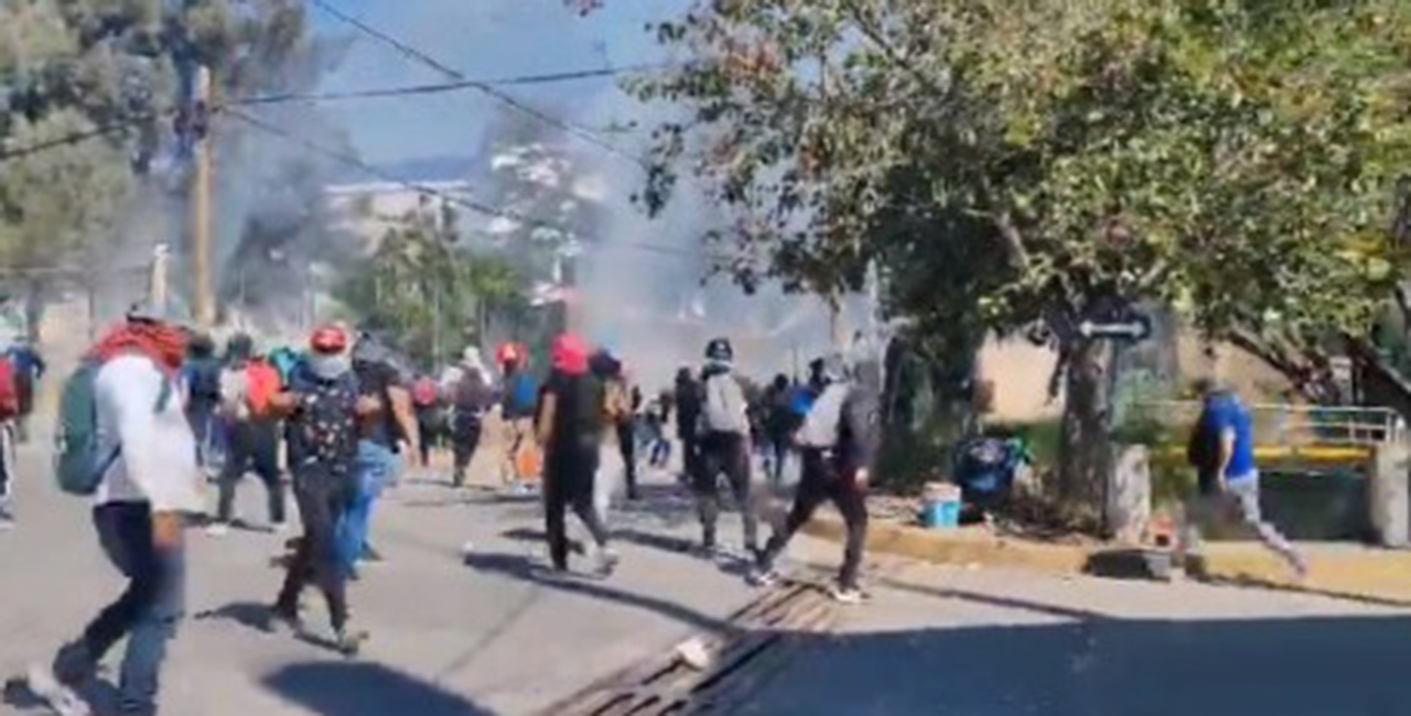 Video: Turbulenta protesta de normalistas de Ayotzinapa | El Imparcial de Oaxaca