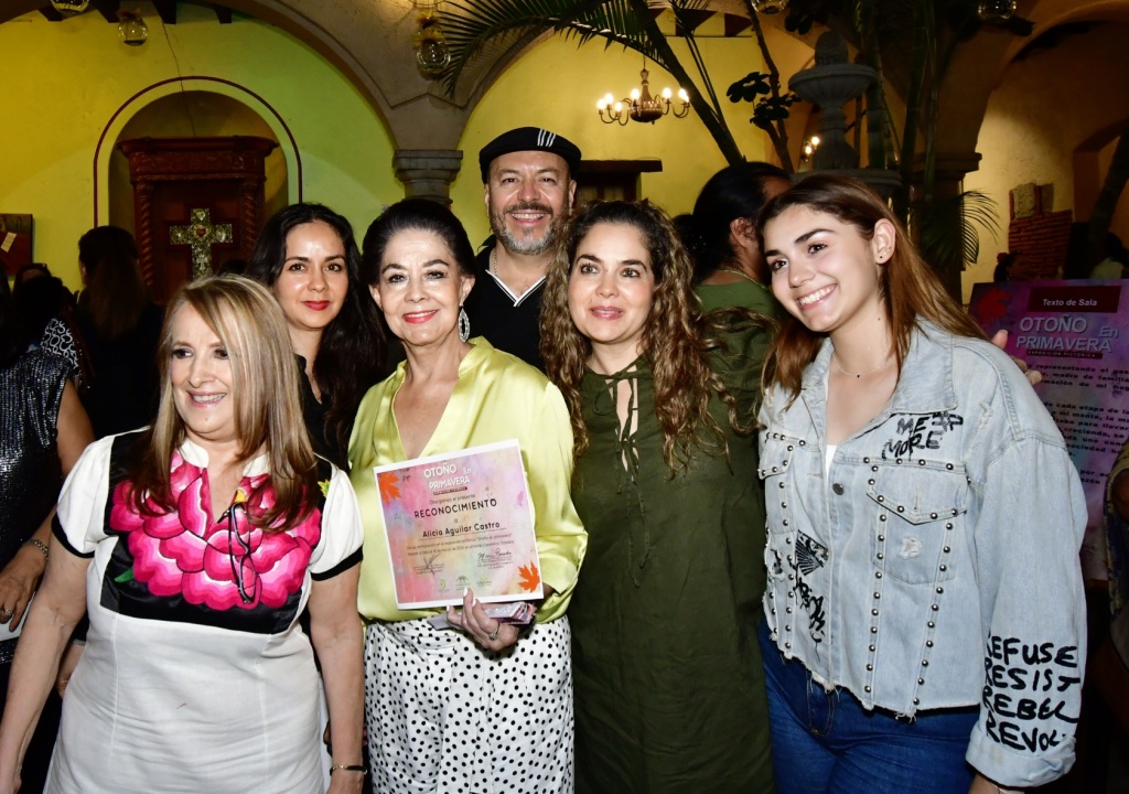 Alicia Aguilar Castro en compañía de su familia.