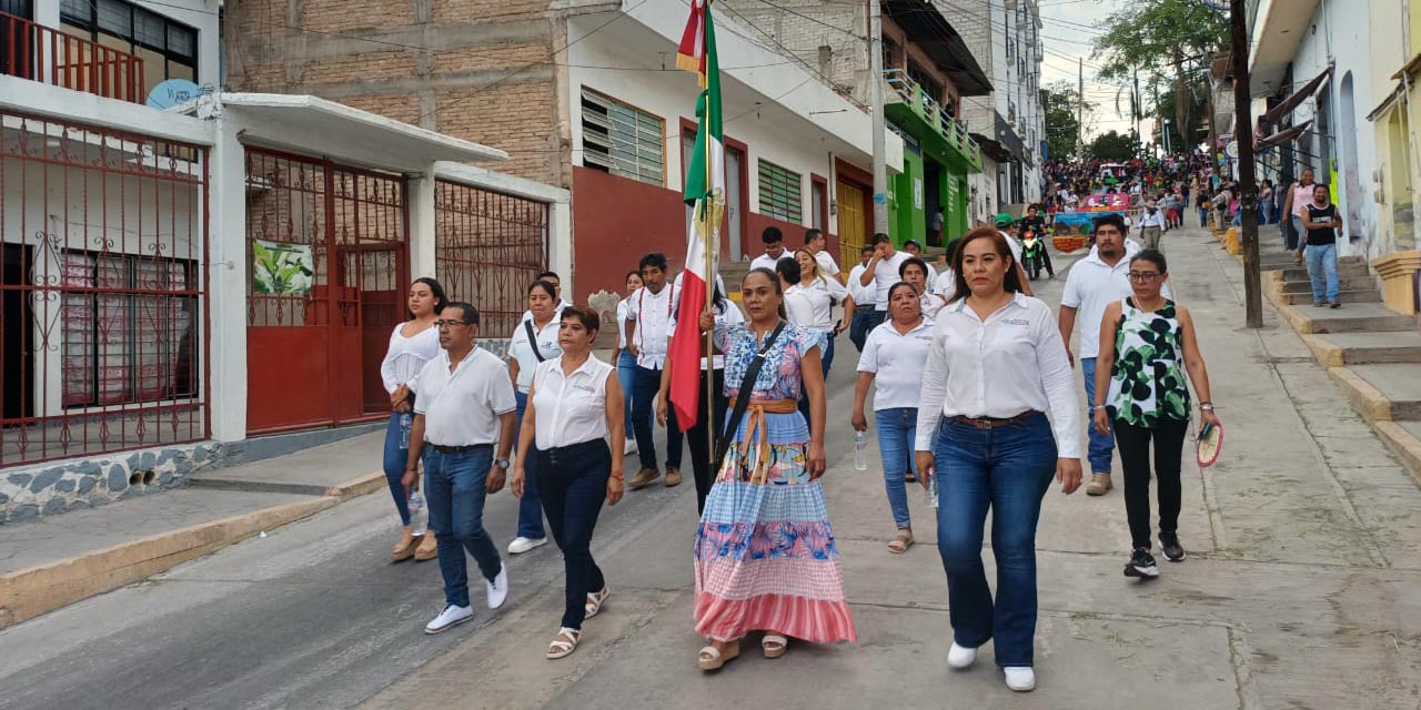 Autoridades municipales y educativas llevaron a cabo el tradicional desfile de primavera.