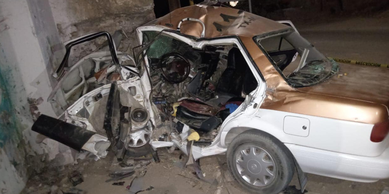 Rescatan a taxista de su unidad destruida | El Imparcial de Oaxaca