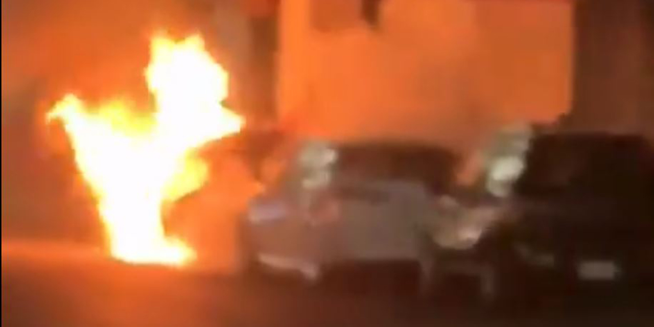 VIDEO: Vecinos incendian autos porque se estacionaban frente a sus casas | El Imparcial de Oaxaca