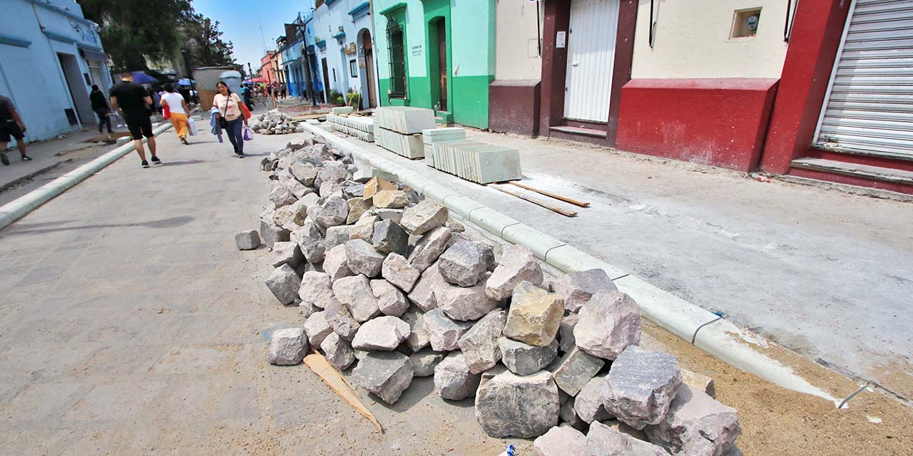 Foto: Adrián Gaytán // Con el tiempo encima para concluir las obras en la calle de Bustamante.