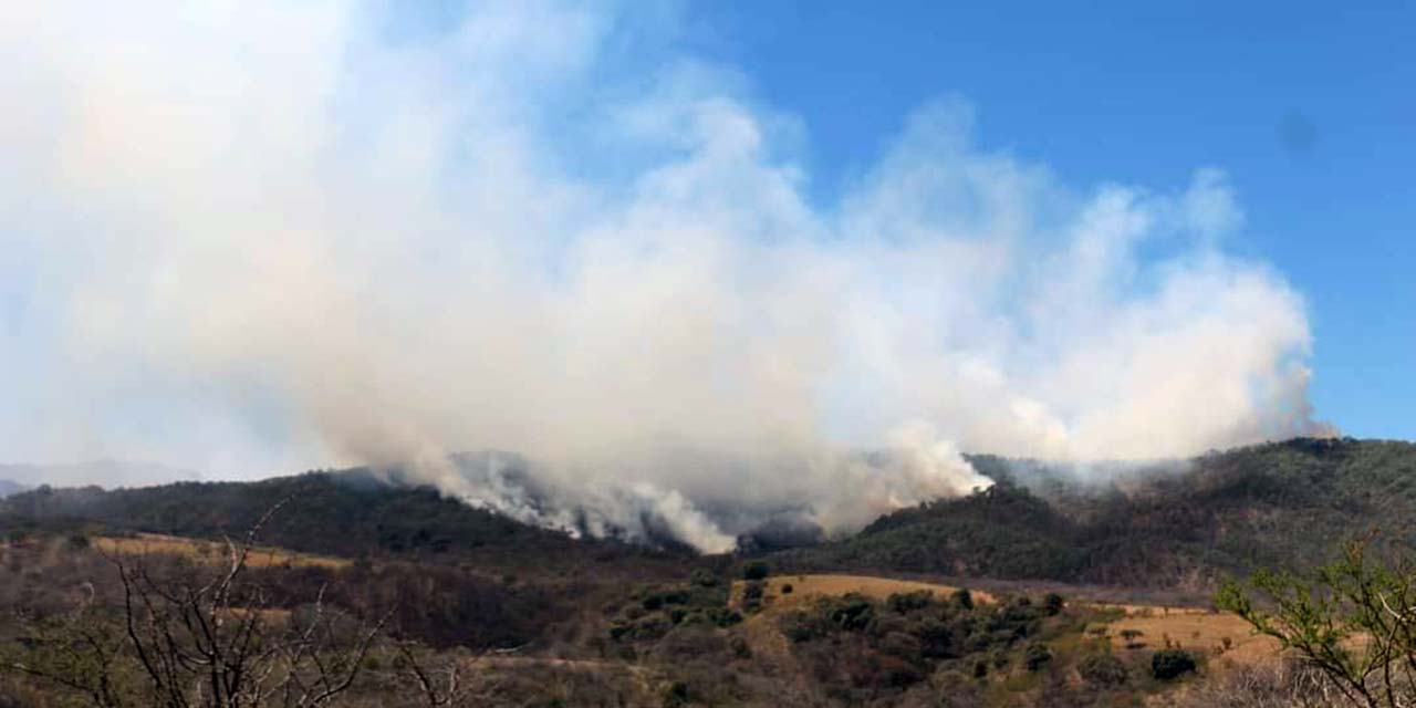 Continúa el incendio forestal en Chilixtlahuaca.
