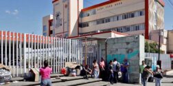 Foto: Adrián Gaytán // De nueva cuenta el Hospital Civil da la nota por falta de pago a empleados del servicio de limpia.