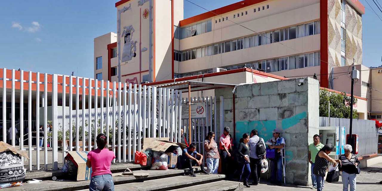 Foto: Adrián Gaytán // De nueva cuenta el Hospital Civil da la nota por falta de pago a empleados del servicio de limpia.