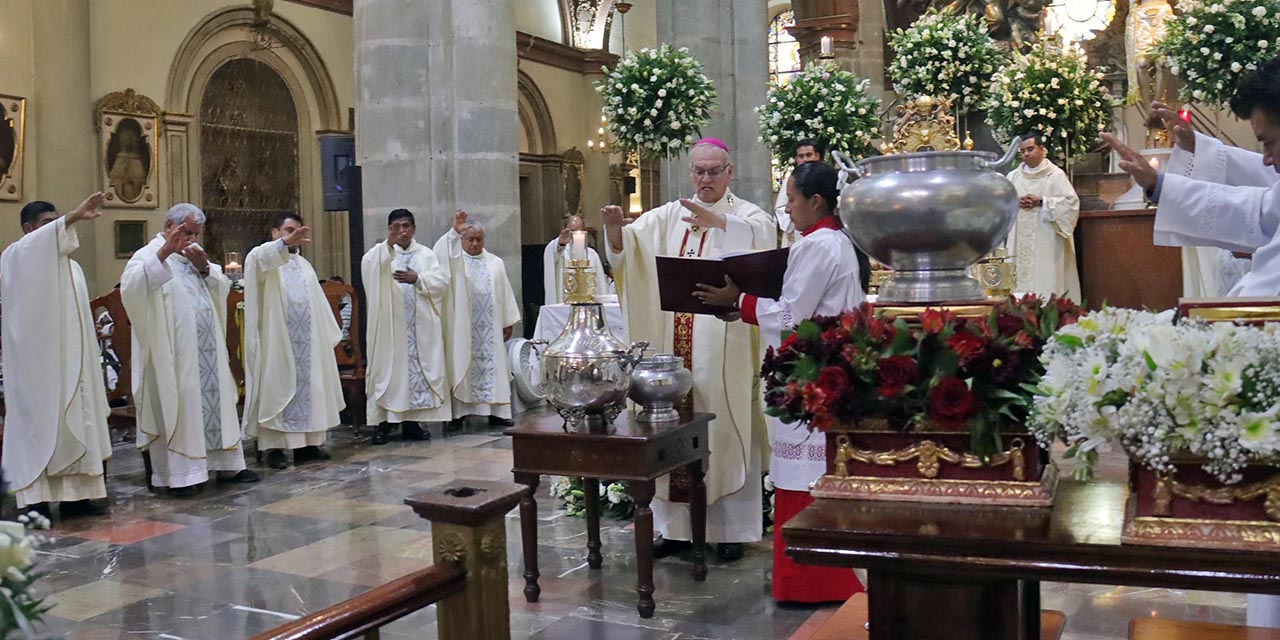 Foto: Luis Alberto Cruz // El Arzobispo Pedro Vázquez Villalobos encabezó este martes la bendición del óleo de los enfermos, catecúmenos y el santo crisma en la Catedral.