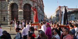 Fotos: Luis Alberto Cruz // El Arzobispo Pedro Vázquez Villalobos encabezó el Viacrucis de la Catedral de Oaxaca que recordó la Pasión y Muerte de Cristo durante el Viernes Santo.