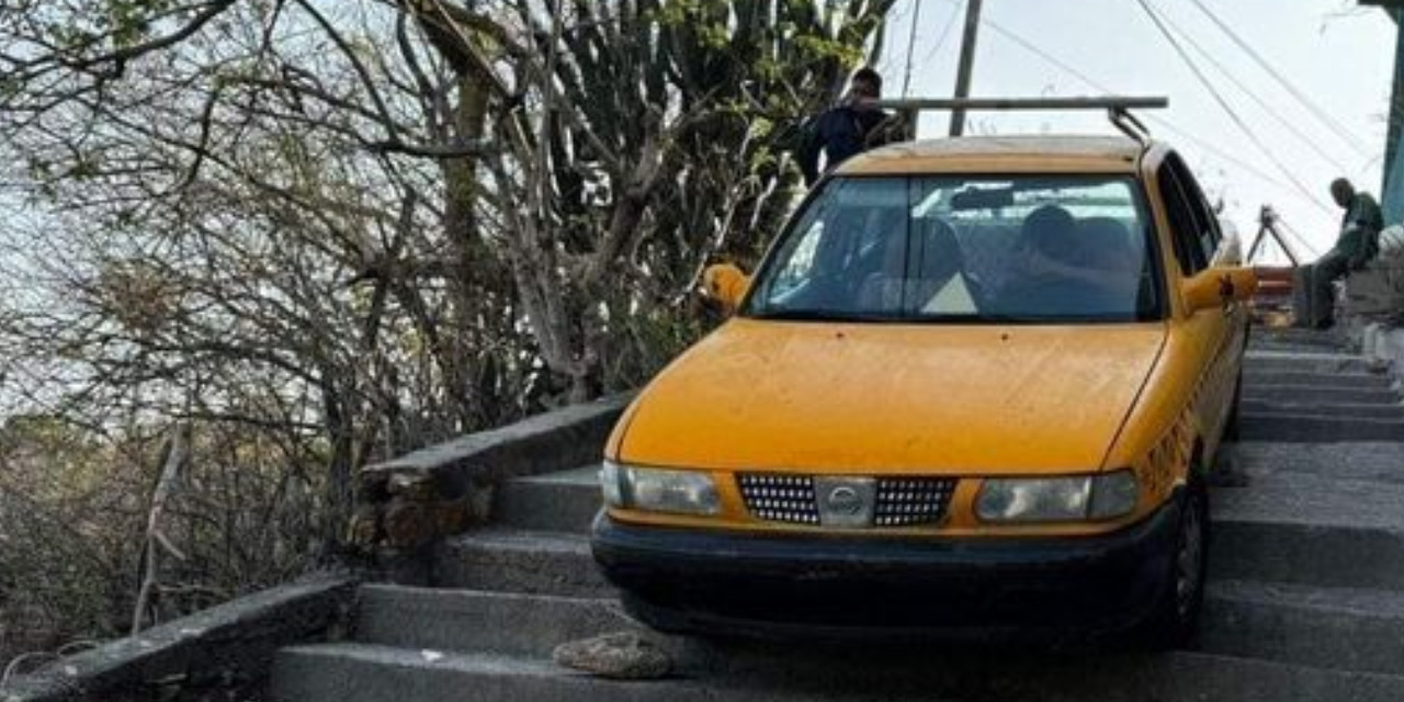 ¡Peligroso episodio! Taxista intenta bajar por escalinatas y se embanca | El Imparcial de Oaxaca