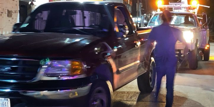 Causa daños a tres  motos estacionadas