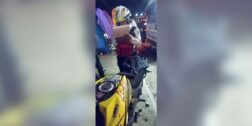 El motociclista salió proyectado quedando lesionado en el pavimento.