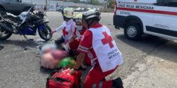 El motociclista herido fue atendido por personal de la Cruz Roja, pero no pudieron ayudarlo.