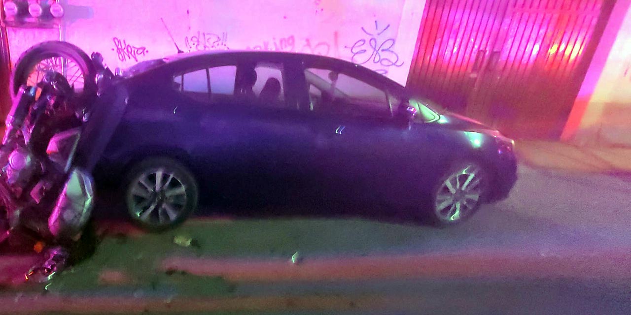 El motociclista se había impactado con un vehículo marca Nissan tipo Versa.