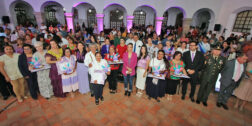 Fotos: Adrián Gaytán // El presidente municipal, Francisco Martínez Neri, con las galardonadas por el Día Internacional de la Mujer.