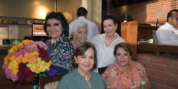 Foto: Rubén Morales // En compañía de Jeanett Monteagudo, Gisela Curioca, Agustina Fernández y Yolanda García la festejada celebró su cumpleaños.